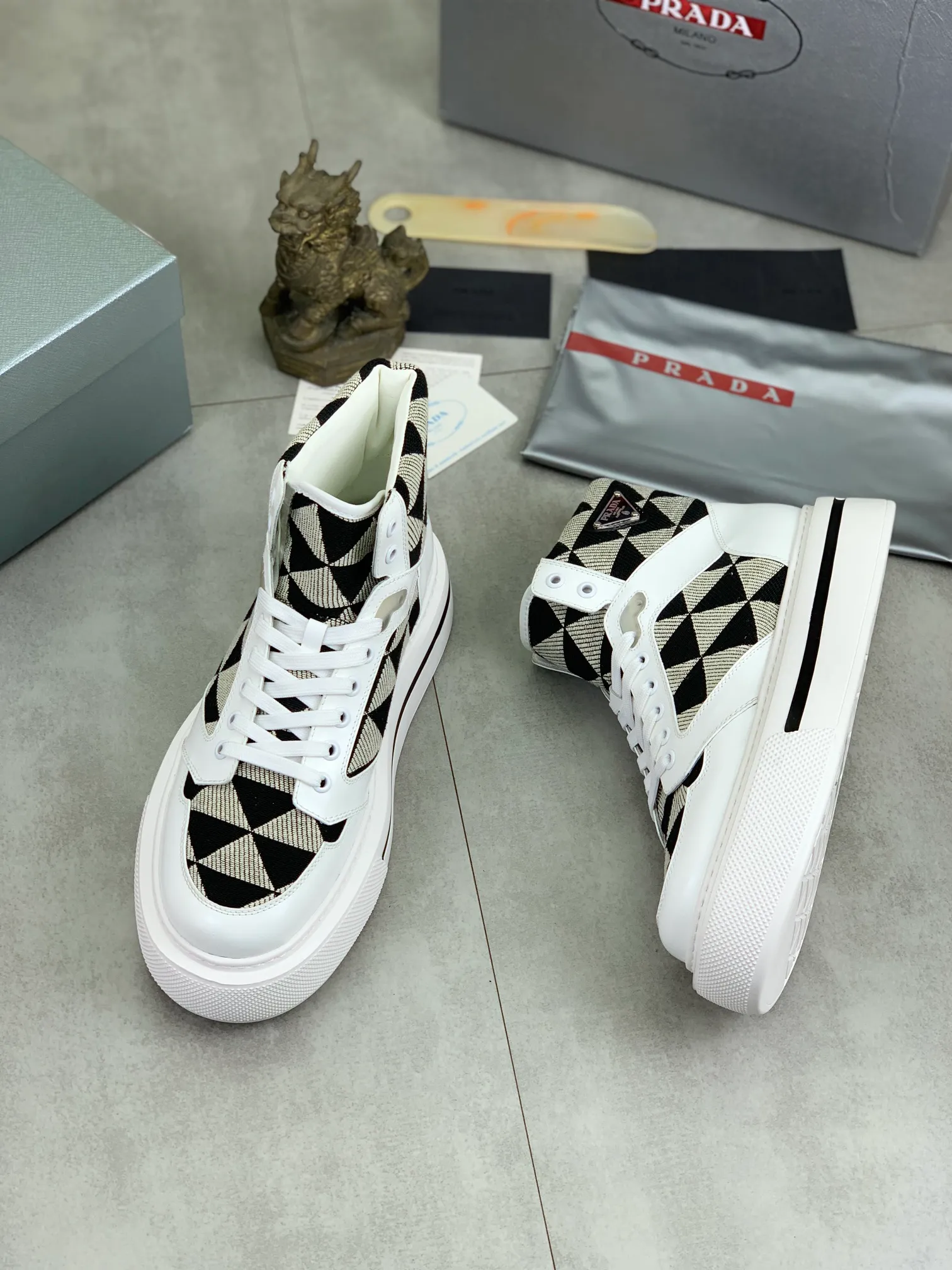 Men's shoes 💰P620 new model (high version) The new PRADA (Prada) high-top counter has launched the classic model at the same time. The new men's shoes and 😘fabrics are selected from the original imported calfskin. First layer of imported cowhide lining. The original version is awesome! 👍🏿Original open-molded non-slip PU outsole, with exquisite lines, simple and elegant, super comfortable and classy on foot, suitable for leisure travel. Code number:38-45